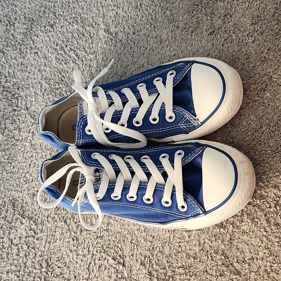 Blue low-top converse - Picture 3 of 13